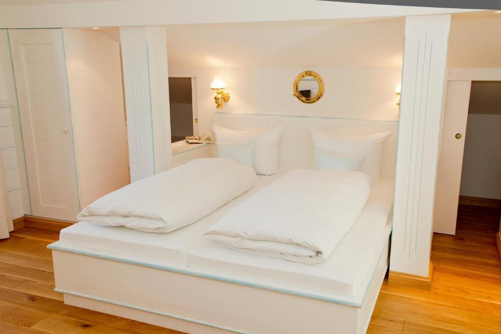 Landhaus Marinella Hotel Garni Bad Wiessee Rum bild