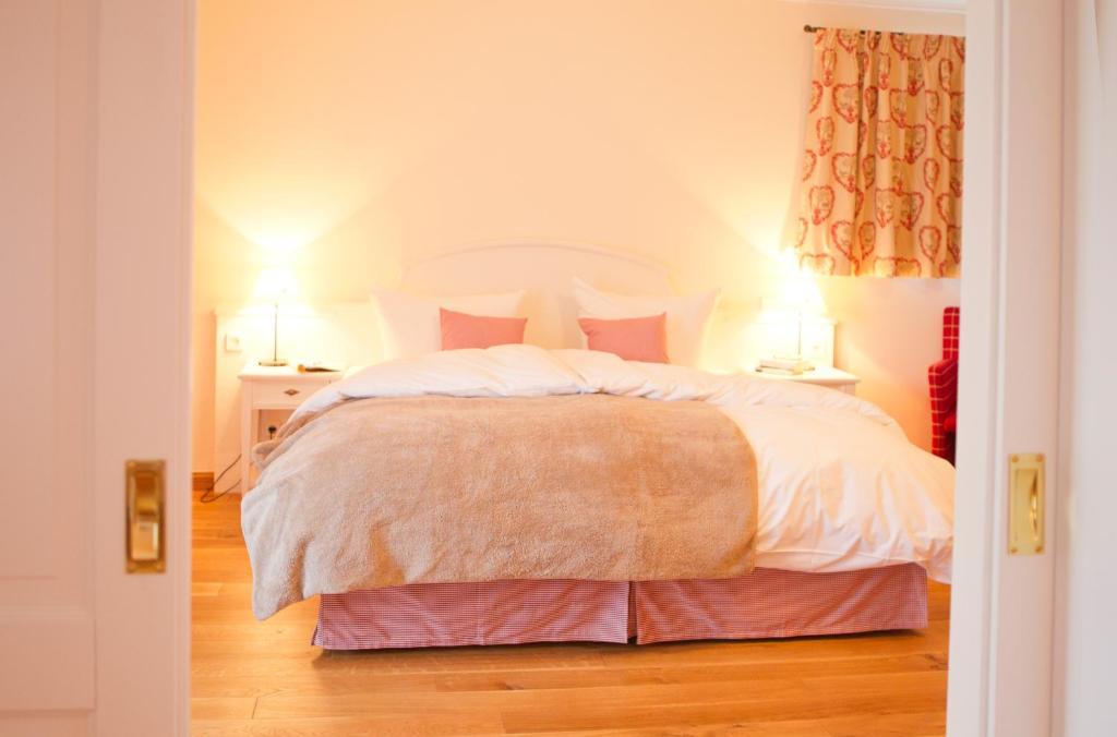 Landhaus Marinella Hotel Garni Bad Wiessee Rum bild